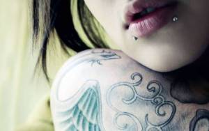 Девушка, плечо в татуировках