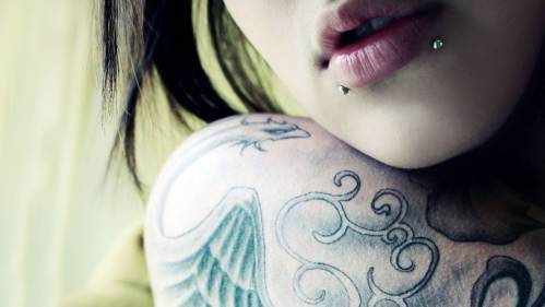 Девушка, плечо в татуировках