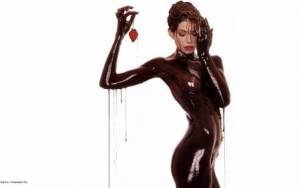 Голая женщина в шоколаде с клубничкой