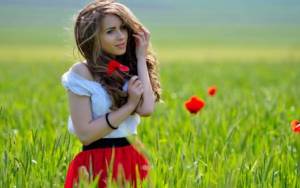 Девушка с цветочком в поле