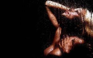 Голая девушка под душем