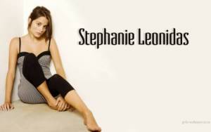 Стефани Леонидас (Stephanie Leonidas) сидя в углу