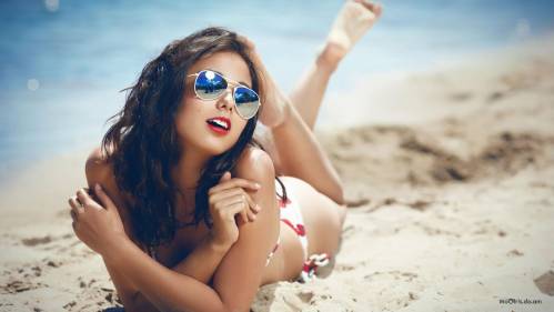 Девушка в очках на пляже