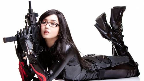 Азиатка Alodia Gosiengfiao с оружием